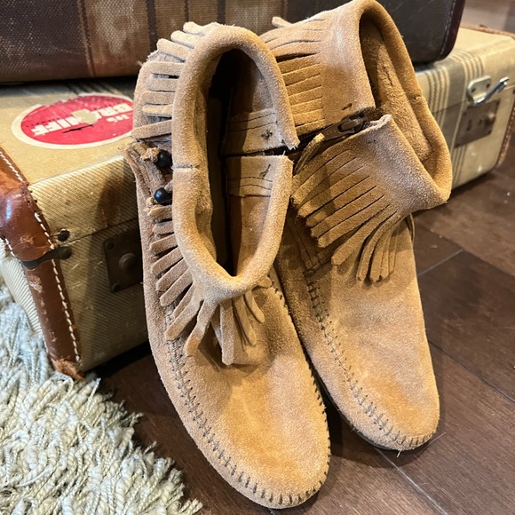 Minnetonka Fringe Ankle Boot with beading Size 9 - Picture 1 of 6